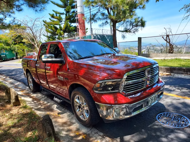DODGE RAM BIGHORNE-MOTOR HEMI 2015