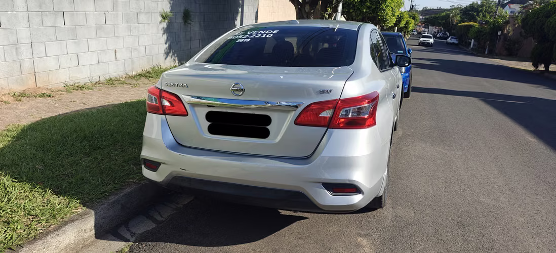 Nissan Sentra SV Gris 2019 - Imagen 4