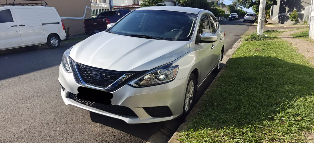 Nissan Sentra SV Gris 2019 - Imagen 2