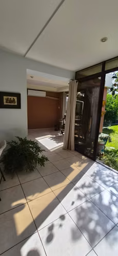 AMPLIA CASA DE 3 HABITACIONES CON JARDÍN Y TERRAZA EN VENTA | MIRAMAR - Imagen 2