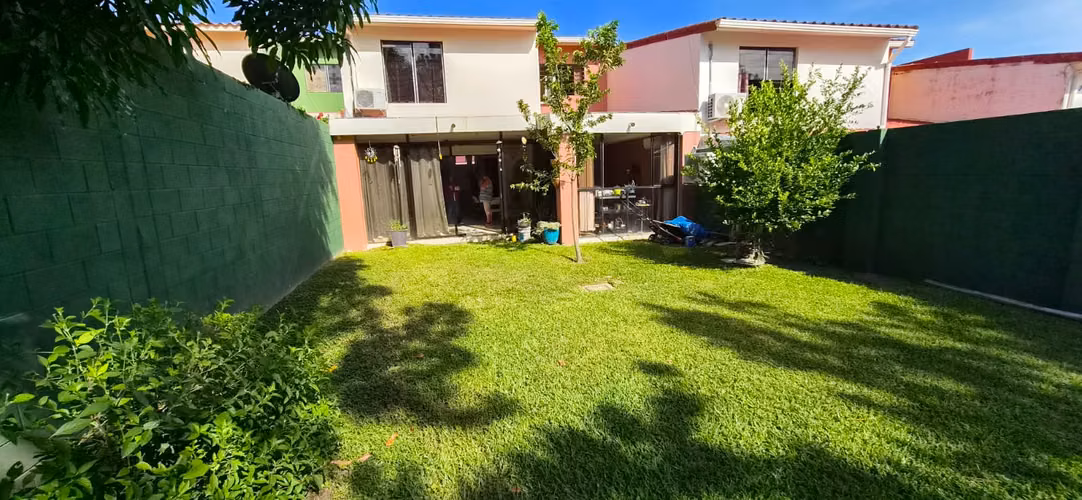 AMPLIA CASA DE 3 HABITACIONES CON JARDÍN Y TERRAZA EN VENTA | MIRAMAR