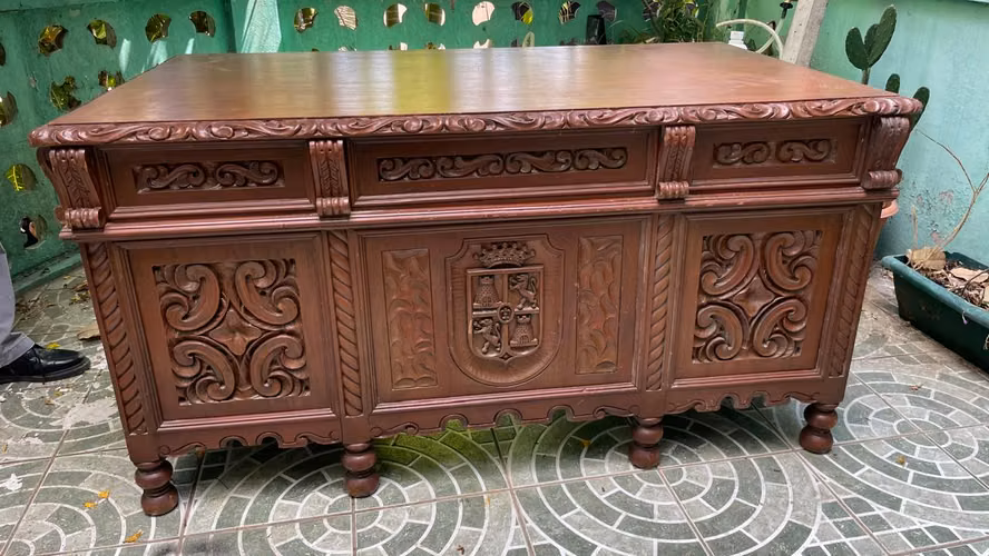Vendo escritorio antiguo español — cedro macizo