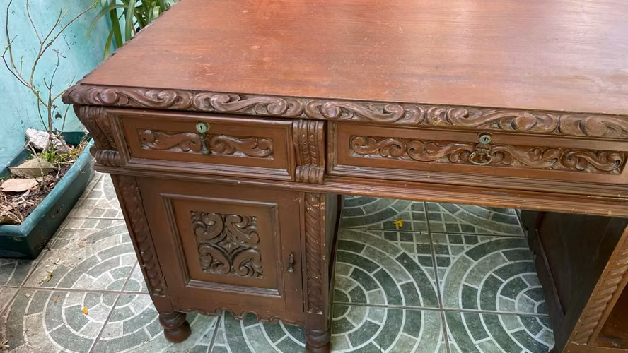 Vendo escritorio antiguo español — cedro macizo - Imagen 2