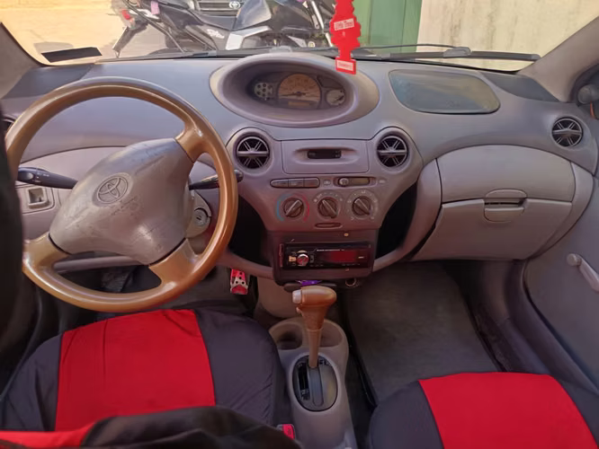 Toyota Echo año 2000  Automático. P. Neg