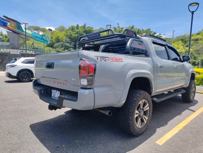  TOYOTA TACOMA DOBLE CABINA  2019 , 4X4,PIÑON DE MONTAÑA, TODO EN EXCELENTE ESTADO, SI VE EL ANUNCIO ES PORQUE SI ESTA D