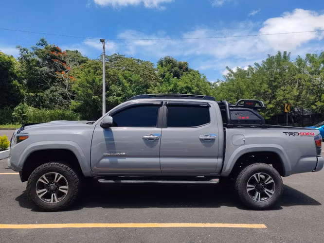  TOYOTA TACOMA DOBLE CABINA  2019 , 4X4,PIÑON DE MONTAÑA, TODO EN EXCELENTE ESTADO, SI VE EL ANUNCIO ES PORQUE SI ESTA D