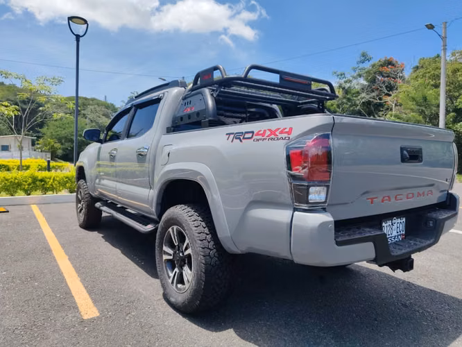  TOYOTA TACOMA DOBLE CABINA  2019 , 4X4,PIÑON DE MONTAÑA, TODO EN EXCELENTE ESTADO, SI VE EL ANUNCIO ES PORQUE SI ESTA D