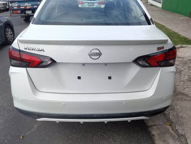 Vendo Nissan Versa sr 2024  - Imagen 2