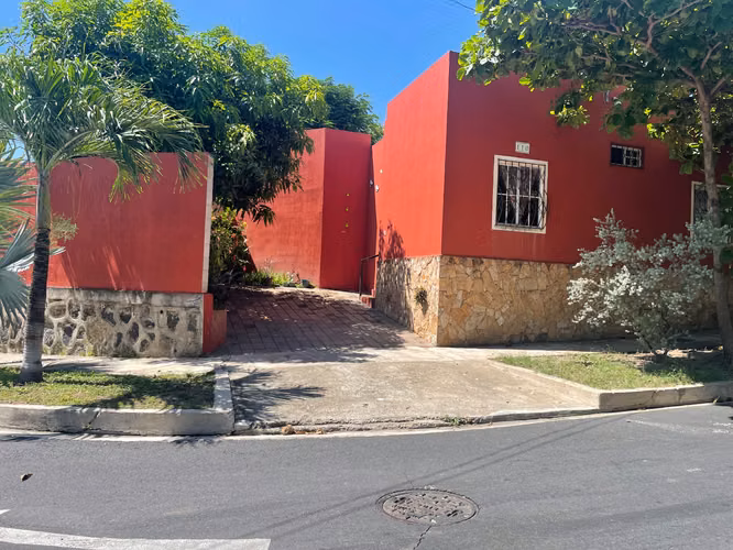 CASA CON TERRENO PARA FUTURAS CONSTRUCCIONES EN QUEZALTEPEQUE, LA LIBERTAD  - Imagen 11