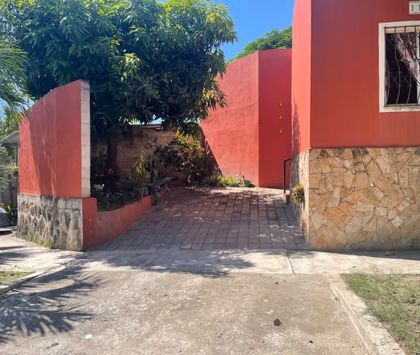 CASA CON TERRENO PARA FUTURAS CONSTRUCCIONES EN QUEZALTEPEQUE, LA LIBERTAD  - Imagen 8