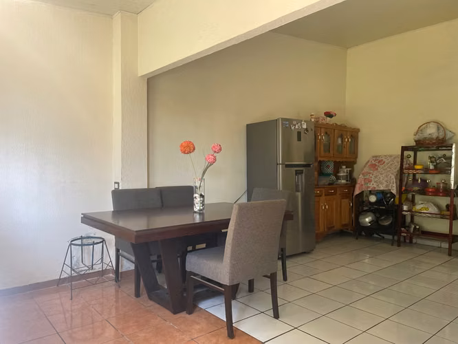 CASA CON TERRENO PARA FUTURAS CONSTRUCCIONES EN QUEZALTEPEQUE, LA LIBERTAD  - Imagen 2
