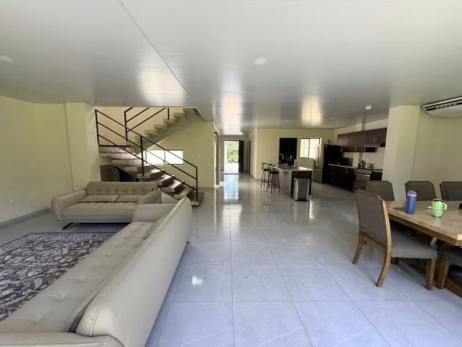 SE VENDE CASA ESCALON MODERNA COMO NUEVA, TOTALMENTE AMUEBLADA, 3 HABITACIONES CADA UNA CON BAÑO Y ESTUDIO CON BAÑO COMP - Imagen 8