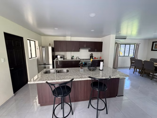 SE VENDE CASA ESCALON MODERNA COMO NUEVA, TOTALMENTE AMUEBLADA, 3 HABITACIONES CADA UNA CON BAÑO Y ESTUDIO CON BAÑO COMP - Imagen 3