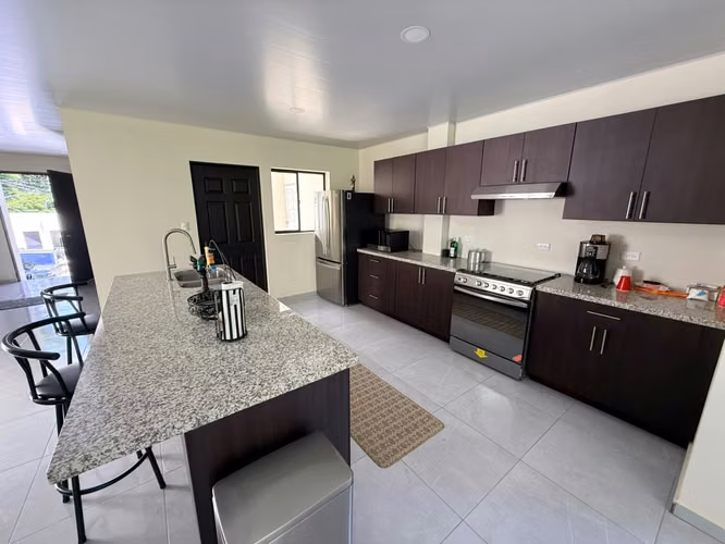 SE VENDE CASA ESCALON MODERNA COMO NUEVA, TOTALMENTE AMUEBLADA, 3 HABITACIONES CADA UNA CON BAÑO Y ESTUDIO CON BAÑO COMP - Imagen 9