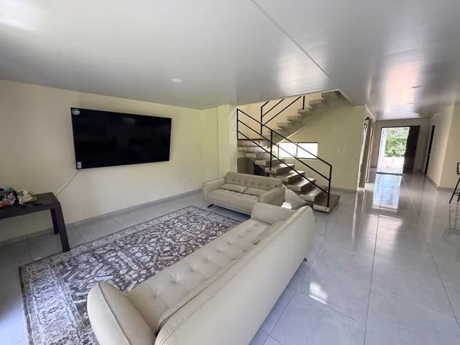 SE VENDE CASA ESCALON MODERNA COMO NUEVA, TOTALMENTE AMUEBLADA, 3 HABITACIONES CADA UNA CON BAÑO Y ESTUDIO CON BAÑO COMP - Imagen 2