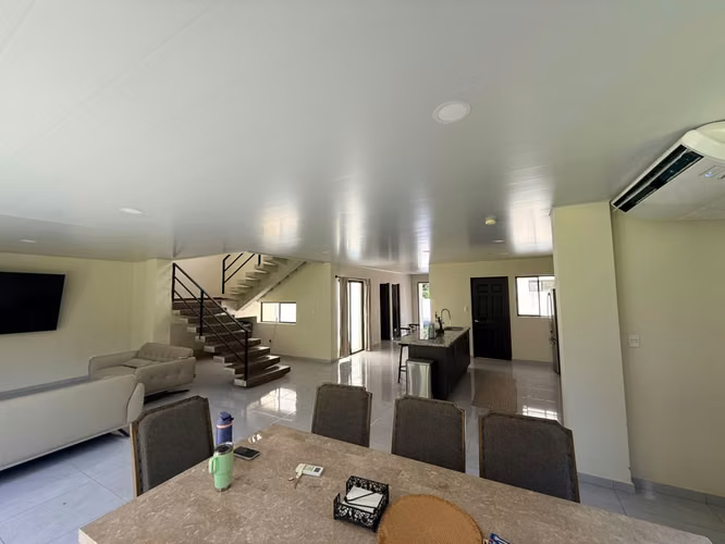 SE VENDE CASA ESCALON MODERNA COMO NUEVA, TOTALMENTE AMUEBLADA, 3 HABITACIONES CADA UNA CON BAÑO Y ESTUDIO CON BAÑO COMP - Imagen 4