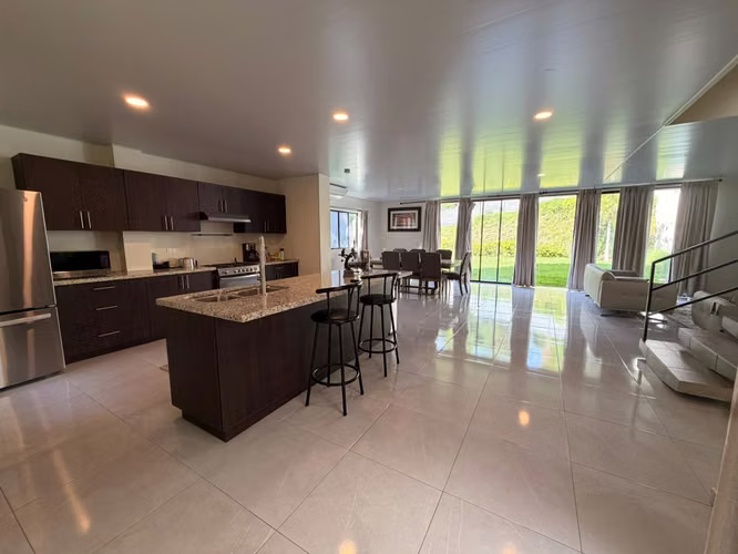 SE VENDE CASA ESCALON MODERNA COMO NUEVA, TOTALMENTE AMUEBLADA, 3 HABITACIONES CADA UNA CON BAÑO Y ESTUDIO CON BAÑO COMP - Imagen 17