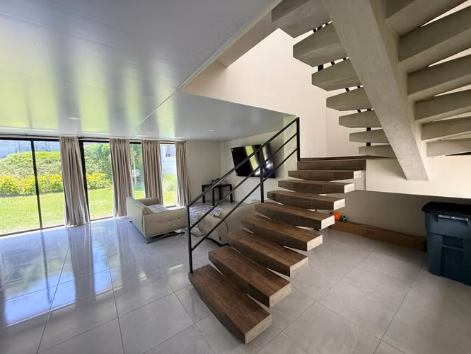 SE VENDE CASA ESCALON MODERNA COMO NUEVA, TOTALMENTE AMUEBLADA, 3 HABITACIONES CADA UNA CON BAÑO Y ESTUDIO CON BAÑO COMP - Imagen 7