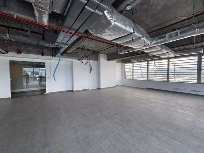 SE ALQUILA LOCAL TORRE INSIGNE SAN BENITO, CON VISTA, tiene 134 mts2, cuenta con 4 Parqueos, mas bodega, PRECIO: $3,000  - Imagen 5