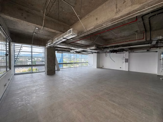 SE ALQUILA LOCAL TORRE INSIGNE SAN BENITO, CON VISTA, tiene 134 mts2, cuenta con 4 Parqueos, mas bodega, PRECIO: $3,000  - Imagen 3