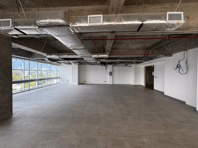 SE ALQUILA LOCAL TORRE INSIGNE SAN BENITO, CON VISTA, tiene 134 mts2, cuenta con 4 Parqueos, mas bodega, PRECIO: $3,000 
