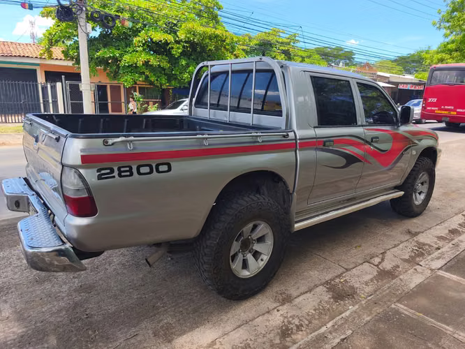 MITSUBISHI L200 4X4 A TODA PRUEBA AÑO 2004 