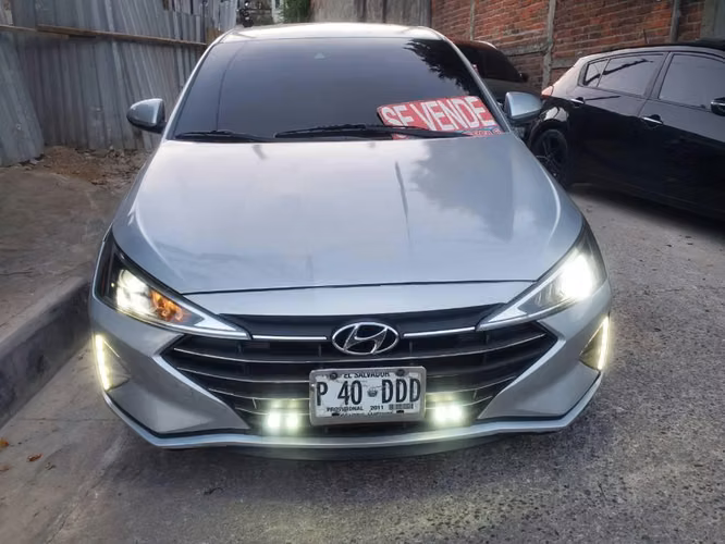 Hyundai Elantra - Imagen 1