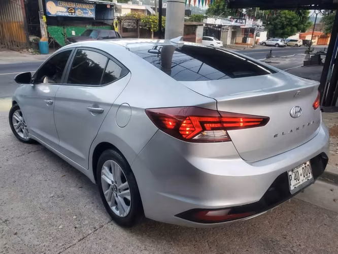 Hyundai Elantra - Imagen 4