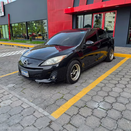 Mazda 3 2013 estandar  no es GDI es el motor normal 2.0 de los buenos 