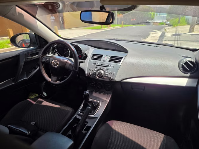 Mazda 3 2013 estandar  no es GDI es el motor normal 2.0 de los buenos 