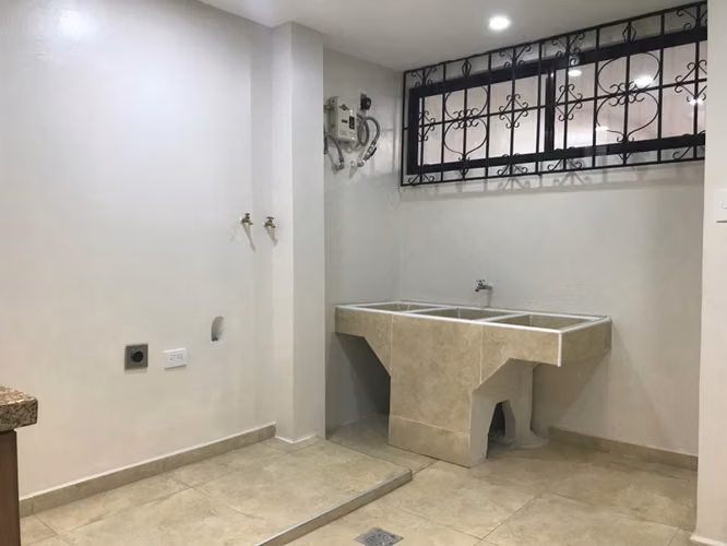 Vendo hermosa y amplia casa en Santa Tecla!!, zona Parque San Martín, excelente ubicación  