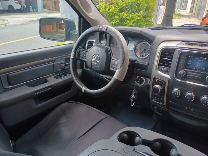 Doble cabina PICKUP DODGE RAM 1500, 2019 4x4,Motor HEMI 5.7 V8 ECO - Imagen 3