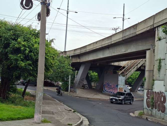  Vendo Inmueble a reparar, zona de mucha plusvalia, Boulevard Venezuela  - Imagen 13