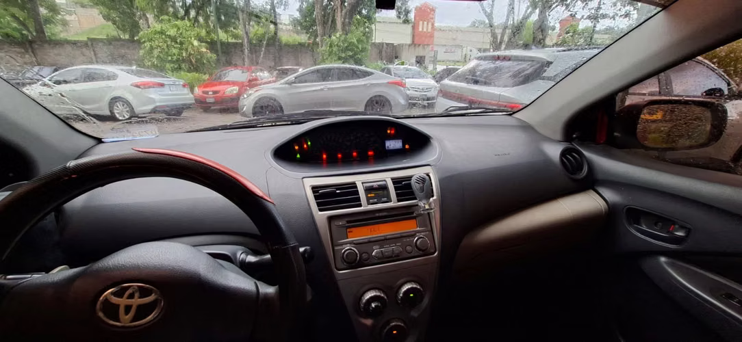 Yaris 2012 4 puertas, 6000 negociable