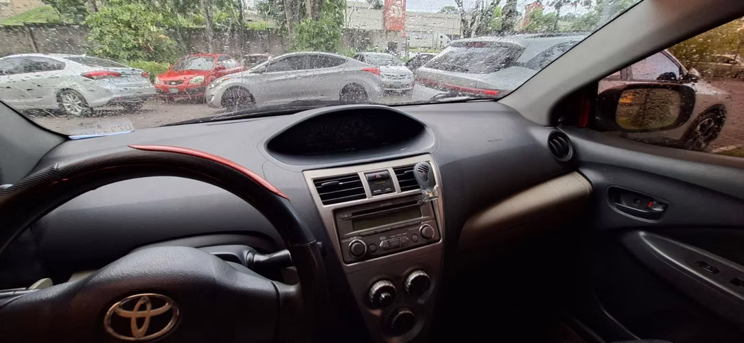 Yaris 2012 4 puertas, 6000 negociable