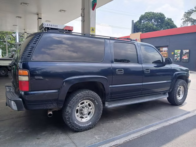 Nítida Chevrolet Suburban año 2006 automático 4x4  - Imagen 2