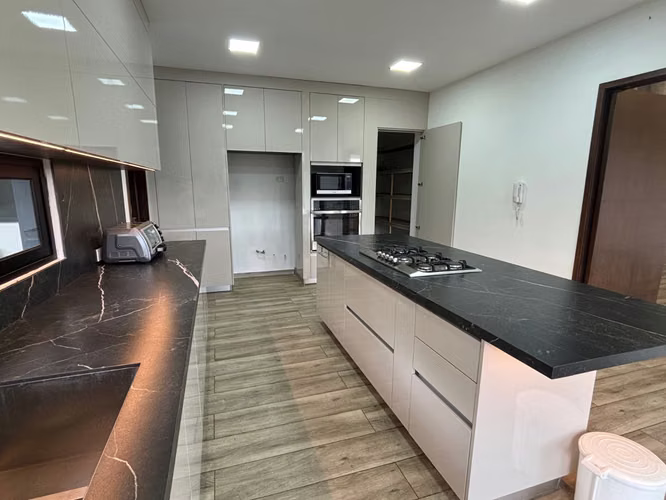 ALQUILER CASA MODERNA EN RESIDENCIAL LOS SUEOS  SIN MUEBLES - Imagen 10
