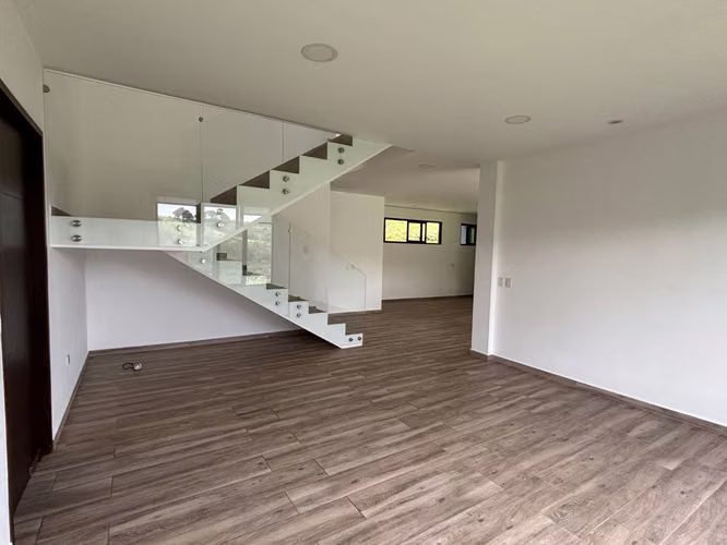 ALQUILER CASA MODERNA EN RESIDENCIAL LOS SUEOS  SIN MUEBLES - Imagen 4