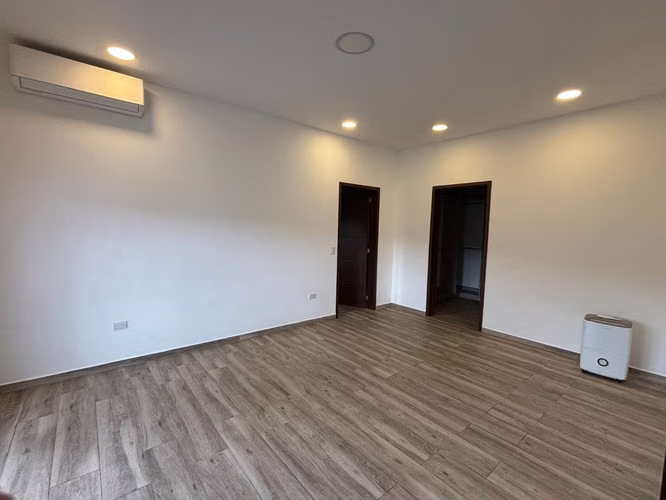 ALQUILER CASA MODERNA EN RESIDENCIAL LOS SUEOS  SIN MUEBLES - Imagen 16