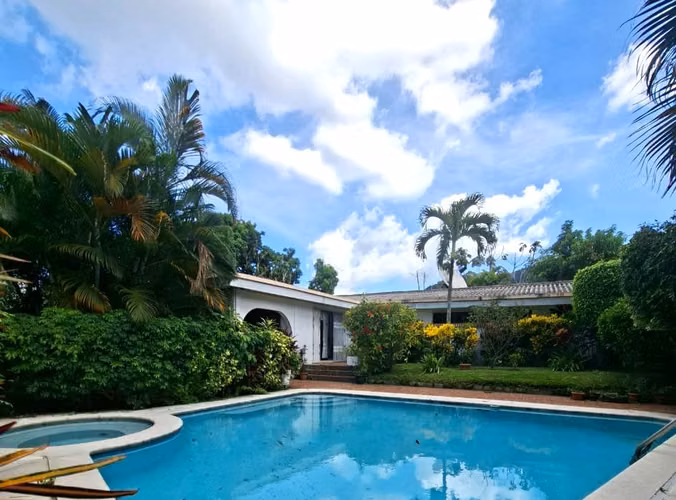 RESIDENCIA EN VENTA - ANTIGUO CUSCATLÁN