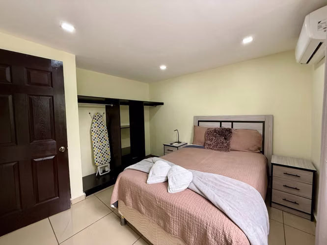 Casa en Venta, REMODELADA, zona UCA Condominio  - Imagen 13