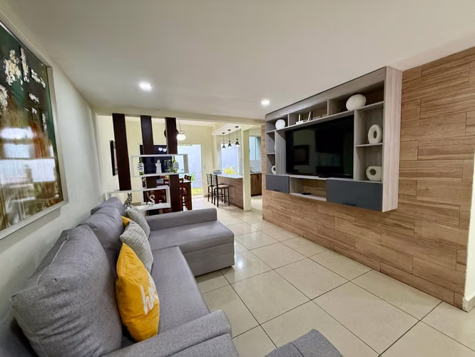 Casa en Venta, REMODELADA, zona UCA Condominio  - Imagen 3