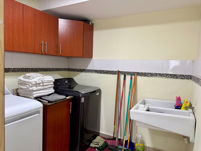 Casa en Venta, REMODELADA, zona UCA Condominio  - Imagen 10