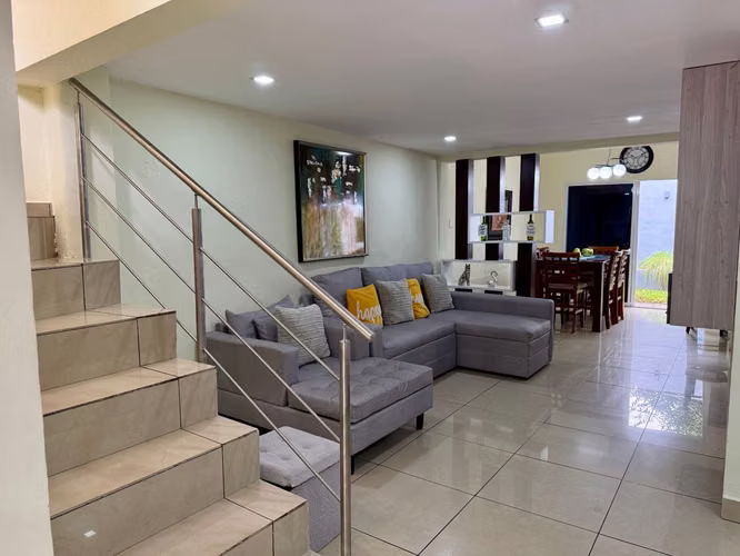 Casa en Venta, REMODELADA, zona UCA Condominio  - Imagen 4
