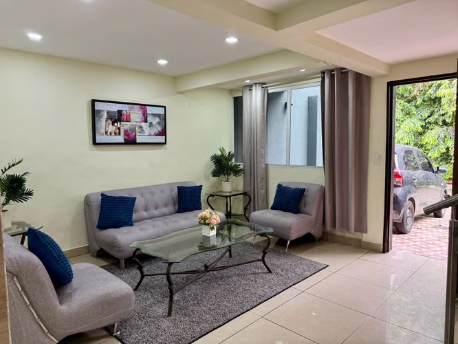 Casa en Venta, REMODELADA, zona UCA Condominio  - Imagen 2