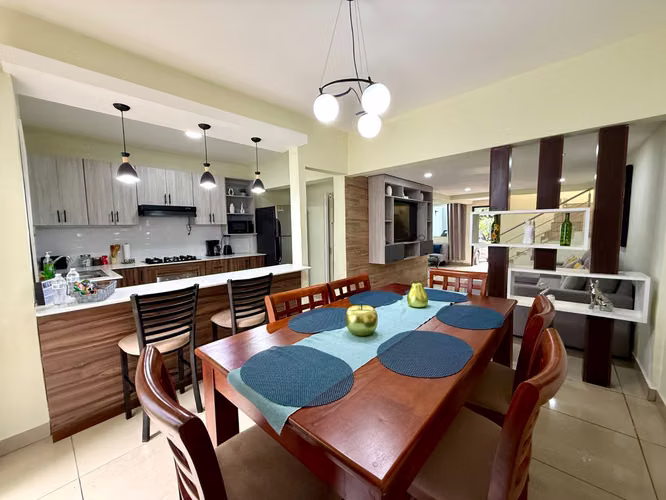 Casa en Venta, REMODELADA, zona UCA Condominio  - Imagen 6