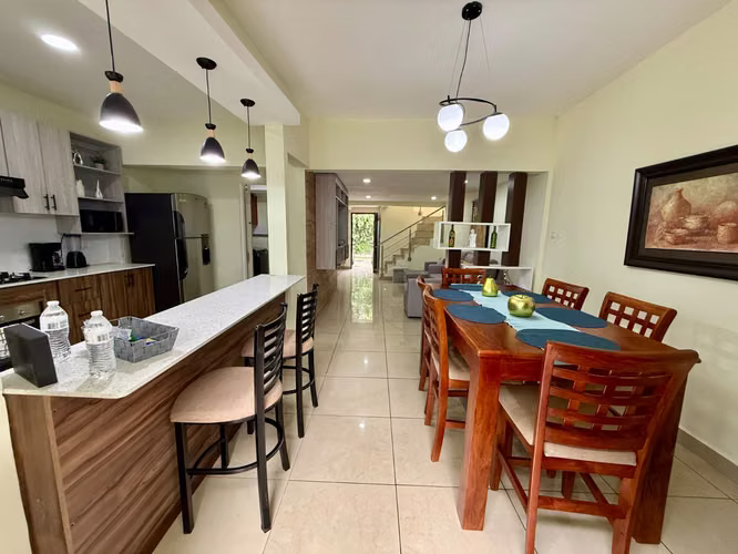 Casa en Venta, REMODELADA, zona UCA Condominio  - Imagen 8