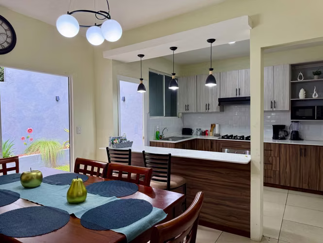 Casa en Venta, REMODELADA, zona UCA Condominio  - Imagen 7