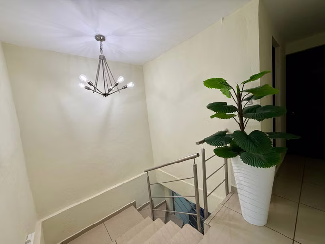 Casa en Venta, REMODELADA, zona UCA Condominio  - Imagen 18