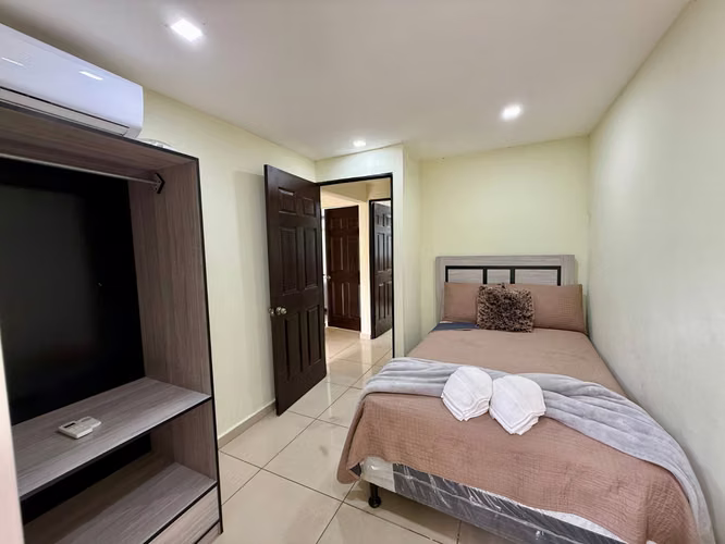 Casa en Venta, REMODELADA, zona UCA Condominio  - Imagen 15